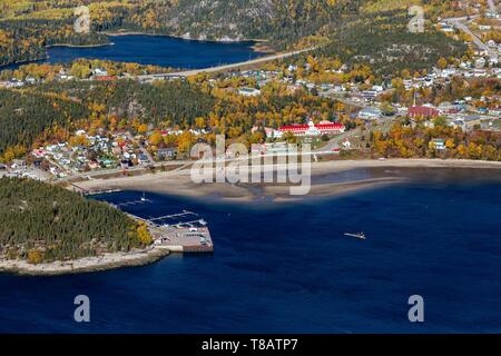 Canada, Province de Québec, région de Manicouagan, Ville de Tadoussac, à l'embouchure du fjord du Saguenay qui se jette dans le fleuve Saint-Laurent (vue aérienne) Banque D'Images