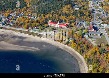 Canada, Province de Québec, région de Manicouagan, Ville de Tadoussac, à l'embouchure du fjord du Saguenay qui se jette dans le fleuve Saint-Laurent (vue aérienne) Banque D'Images