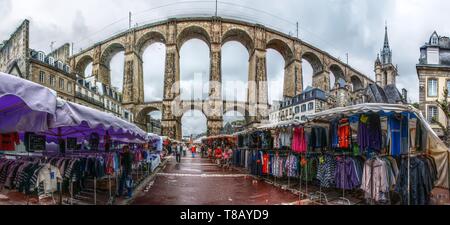 Vue sur la rue de Morlaix et viaduc en Bretagne le jour du marché Banque D'Images