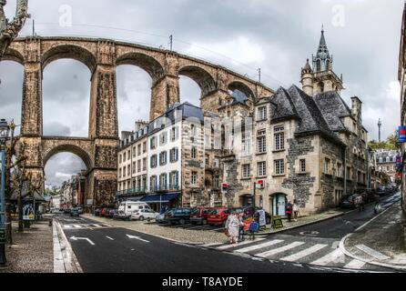 Vue sur la rue de Morlaix et viaduc en Bretagne le jour du marché Banque D'Images