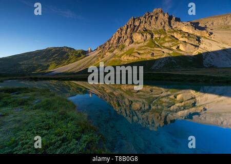 France, Savoie, Méribel, Plan de Tuéda Réserve Naturelle, le Lac des Fées dans la vallée de fruits sous l'Aiguille du fruit 3051m du Parc National de la Vanoise Banque D'Images