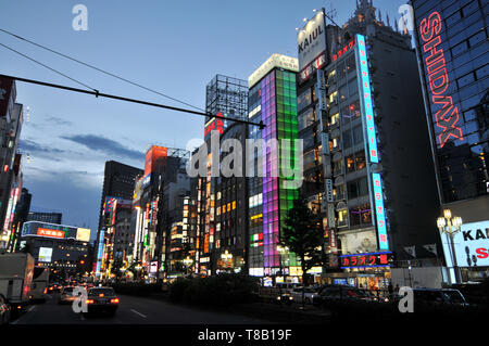 Ginza, Tokyo, Japon - 9 juillet 2018 : Belle Vue de nuit sur le quartier de Ginza à Tokyo, le plus populaire de la zone commerçante de la ville Banque D'Images