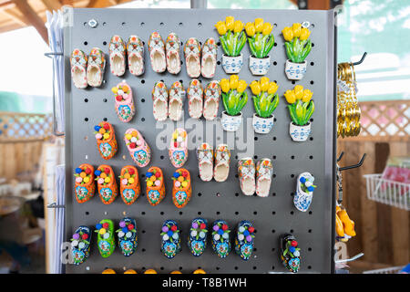 Souvenirs de l'aimant néerlandais sabots de jardin en porcelaine et de tulipes, avec des dessins de fantaisie dans des couleurs différentes, dans une boutique de souvenirs de l'Ho Banque D'Images