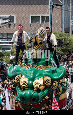 Karatsu, Japon - 5 mai 2019 : deux hommes portant des vêtements traditionnels sur le haut d'un nouveau flotteur massive au cours de l'ère impériale "iwa' parade célébration Banque D'Images