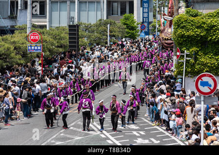 Karatsu, Japon - 5 mai 2019 : les gens en costumes traditionnels exprimer flottent par massive au cours de la rue nouvelle époque impériale "iwa' célébration pa Banque D'Images