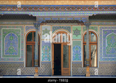 Sculpture en bois animée de l'iwan au Musée d'arts appliqués situé dans l'ancienne maison d'Imperial diplomate russe Alexander Polovtsev dans la ville de Tachkent, capitale de l'Ouzbékistan Banque D'Images