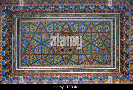 Sculpté et richement plafond peint de façon vivante en typique style tadjike du Musée d'arts appliqués situé dans l'ancienne maison d'Imperial diplomate russe Alexander Polovtsev dans la ville de Tachkent, capitale de l'Ouzbékistan Banque D'Images