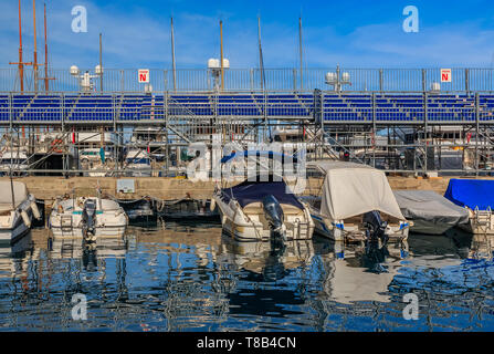 Avec vue sur la ville de Monte Carlo yachts de luxe et appartements à Harbour et grand est mis en place pour le Grand Prix de Monaco F1 course à Monaco, Cote d'Azur Banque D'Images