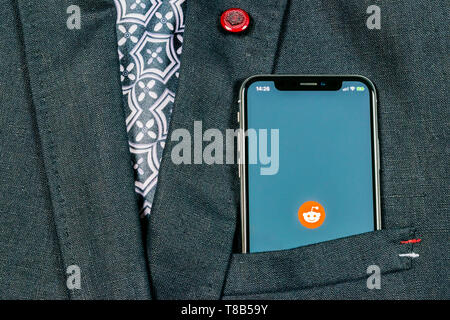 Kaliningrad, Russie, le 24 août 2018 : Reddit icône sur l'écran du smartphone Apple iPhone X close-up dans une poche de veste. Reddit icône de l'application. Red Banque D'Images