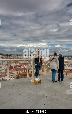 Séville, Espagne - 06 Avril 2019 : Vue du haut de l'espace Metropol Parasol (Setas de Sevilla), une grosse structure où l'on a la meilleure vue de Banque D'Images