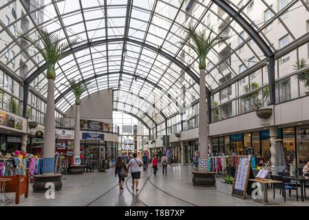 Nouvelle Zélande, île du Sud, région de Canterbury, Christchurch, Cathedral Junction est un centre commercial unique et intérieur que l'arrêt de tramway Place de la cathédrale liens historique à Regent St Banque D'Images