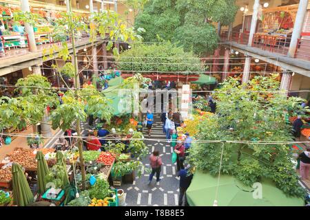 Le Portugal, l'île de Madère, Funchal, marché (Mercado DOS Lavradores) conçu par l'architecte Edmundo Tavares et inauguré en 1940, vendeur de fruits et légumes Banque D'Images