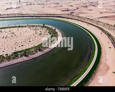 Forme de coeur Love Lake dans le désert de Dubaï vue aérienne Banque D'Images