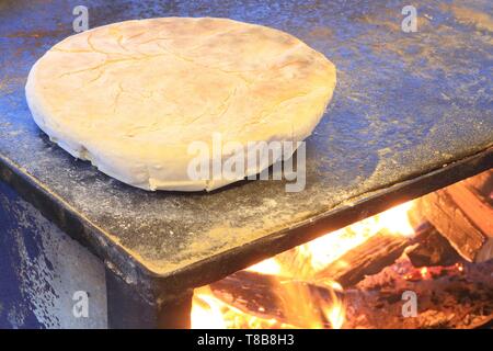 Le Portugal, l'île de Madère, Funchal, bolo do caco (pain traditionnel à base de farine et pommes de terre) cuite au feu de bois Banque D'Images