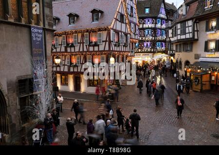 France, Alsace, Colmar, Koifhus et la rue des Marchands, le marché de Noël Banque D'Images