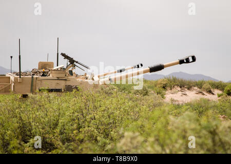 Deux M109A6 Paladin howitzer canons automoteurs affecté au 4e Bataillon, 27e Régiment d'artillerie, 2ème Armored Brigade Combat Team, 1re Division blindée, aligner leurs barils vers une cible potentielle dans la formation lors d'un tir de qualification en Tableau XVIII plage Dona Ana complexe, Nouveau Mexique, le 7 mai. Les soldats de la 2e fer ABCT ont été la formation depuis décembre afin de maximiser leurs capacités de combat en préparation de deux exercices de formation collective : fer à repasser Focus 19,1 en juin et une rotation pour le Centre National d'entraînement plus tard cette année (U.S. Photo de l'armée par la CPS. Matth Banque D'Images