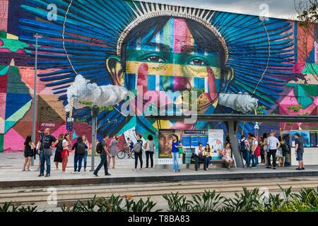 Le Brésil, l'état de Rio de Janeiro, Rio de Janeiro, ville classée Patrimoine Mondial de l'UNESCO, centre, quartier des Docks, Utopia station de tramway Aquario, mur toile de l'artiste Eduardo Kobra peint en 2016 pour les Jeux Olympiques sur 3000 m² Banque D'Images