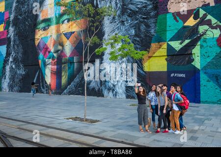 Le Brésil, l'état de Rio de Janeiro, Rio de Janeiro, ville classée Patrimoine Mondial de l'UNESCO, centre, quartier des Docks, Utopia station de tramway Aquario, mur toile de l'artiste Eduardo Kobra peint en 2016 pour les Jeux Olympiques sur 3000 m² Banque D'Images