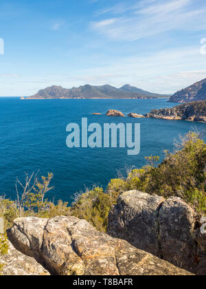 Le littoral vu de Cape Tourville à pied dans le parc national de Freycinet en Tasmanie, Australie. Banque D'Images