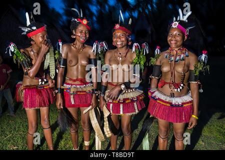 La Papouasie-Nouvelle-Guinée, Milne Bay Province, Encastreaux Trobriands, la mer, l'archipel de l'île de Kiriwina, Okaiboma Milamala Village, festival, danse cercle appelé Wosi Mwaya Banque D'Images