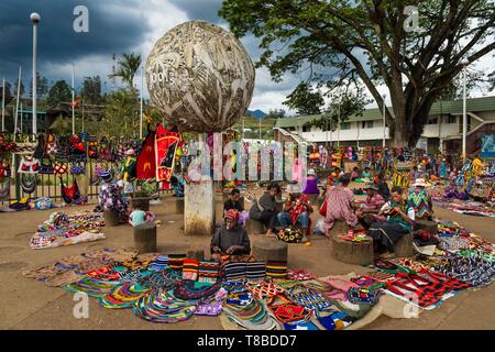 La Papouasie-Nouvelle-Guinée, Eastern Highlands Province, Goroka, bilums vente femmes traditionnelles (sacs) sur la rue Banque D'Images