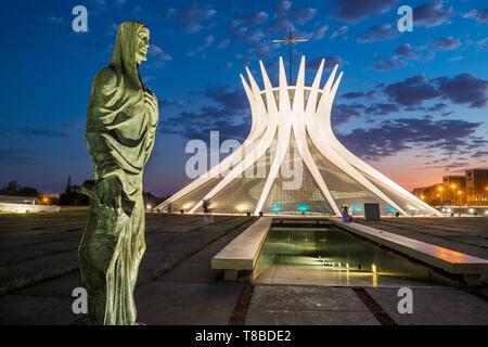 Brésil, Centre-Ouest, District fédéral, Brasilia, la Cathédrale Notre Dame d'Aparecida conçu par l'architecte Oscar Niemeyer et classé Patrimoine Mondial par l'UNESCO Banque D'Images