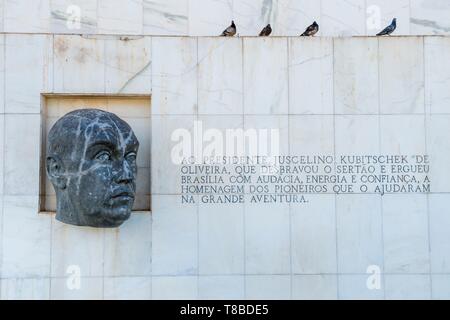 Brésil, Centre-Ouest, District fédéral, Brasilia, ville classée Patrimoine Mondial de l'UNESCO, trois pouvoirs Square, portrait de Juscelino Kubitschek, ancien président du Brésil Banque D'Images