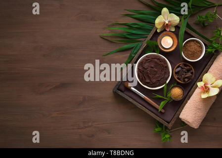 Spa chocolat composition de plantes et de fleurs, télévision lay, copiez l'espace. Natural spa produits de chocolat et le traitement biologique sur le concept en bois b Banque D'Images
