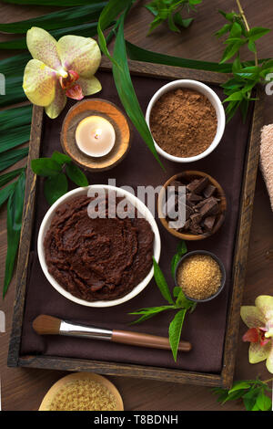 Spa chocolat composition de plantes et de fleurs, d''une télévision. Spa Naturel Produits cosmétiques bio au chocolat et concept de traitement sur l'arrière en bois foncé Banque D'Images
