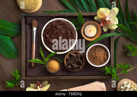 Spa chocolat composition de plantes et de fleurs, télévision lay, copiez l'espace. Natural spa produits de chocolat et le traitement biologique sur le concept en bois b Banque D'Images