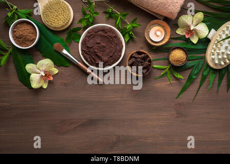 Spa chocolat composition de plantes et de fleurs, télévision lay, copiez l'espace. Natural spa produits de chocolat et le traitement biologique sur le concept en bois b Banque D'Images