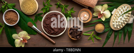 Spa chocolat composition de plantes et de fleurs, télévision lay, bannière. Natural spa produits de chocolat et le traitement biologique sur le concept en bois backg Banque D'Images