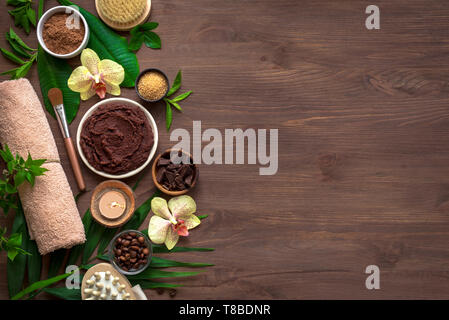 Spa chocolat composition de plantes et de fleurs, télévision lay, copiez l'espace. Natural spa produits de chocolat et le traitement biologique sur le concept en bois b Banque D'Images
