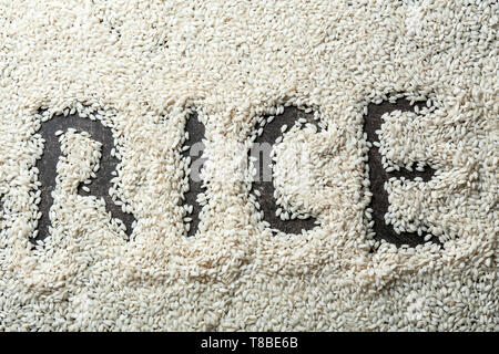 Fait avec des grains de riz de texte sur fond gris Banque D'Images