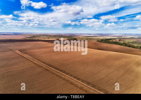 A labouré des terres agricoles sur la ferme près de Moree ville rurale agricole dans l'arrière-pays australien sur le dessus de plaines de bassin artésien. Banque D'Images