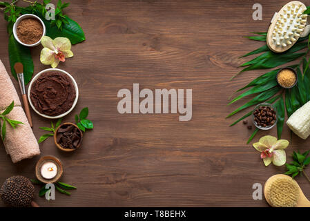 Spa chocolat composition de plantes et de fleurs, télévision lay, copiez l'espace. Natural spa produits de chocolat et le traitement biologique sur le concept en bois b Banque D'Images