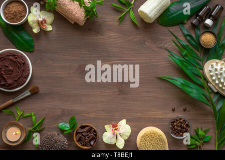 Spa chocolat composition de plantes et de fleurs, télévision lay, copiez l'espace. Natural spa produits de chocolat et le traitement biologique sur le concept en bois b Banque D'Images
