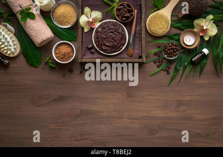 Spa chocolat composition de plantes et de fleurs, télévision lay, copiez l'espace. Natural spa produits de chocolat et le traitement biologique sur le concept en bois b Banque D'Images
