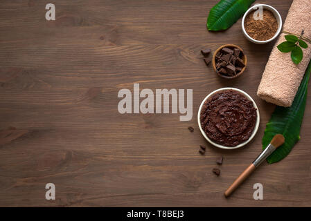 Spa chocolat composition de plantes et de fleurs, télévision lay, copiez l'espace. Natural spa produits de chocolat et le traitement biologique sur le concept en bois b Banque D'Images