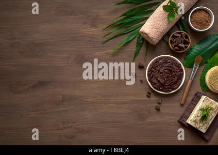Spa chocolat composition de plantes et de fleurs, télévision lay, copiez l'espace. Natural spa produits de chocolat et le traitement biologique sur le concept en bois b Banque D'Images