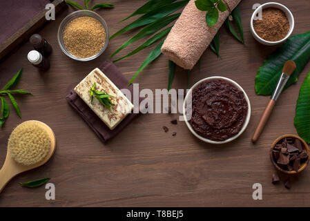 Spa chocolat composition de plantes et de fleurs, télévision lay, copiez l'espace. Natural spa produits de chocolat et le traitement biologique sur le concept en bois b Banque D'Images