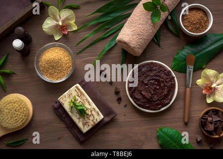 Spa chocolat composition de plantes et de fleurs, d''une télévision. Spa Naturel Produits cosmétiques bio au chocolat et concept de traitement sur l'arrière en bois foncé Banque D'Images