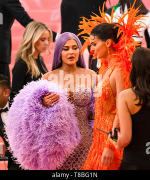 New York, NY - 06 mai 2019 : Kylie Jenner et Kendall Jenner arrivent pour le gala Célébration 2019 rencontré Camp : Notes sur la mode au Metropolitan Museu Banque D'Images