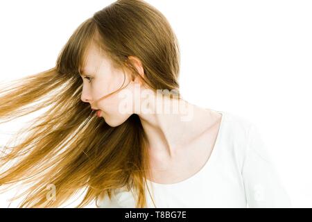 De belles jeunes filles de l'adolescence avec de longs cheveux blonds tout droit - vue latérale, poils sur motion - Fond blanc Banque D'Images