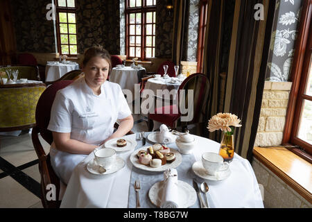 Sarah Frankland vu assis à une table à l'Pennyhill Park hotel où elle est le chef pâtissier pendant le spectacle. Sarah est en ce moment à la Great British Bake Off. Banque D'Images