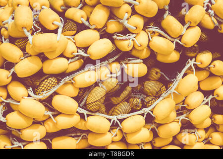 Filets de pêche jaune avec des bouées altérés. Banque D'Images