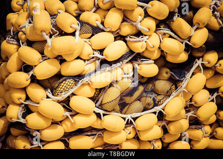 Filets de pêche jaune avec des bouées altérés. Banque D'Images