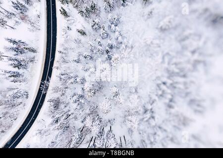 Vue aérienne de la route d'hiver beau paysage avec des arbres couverts de givre et de neige. Paysage d'hiver à partir de ci-dessus. Photo paysage capturé avec le dr Banque D'Images