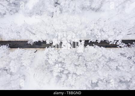 Vue aérienne de la route d'hiver beau paysage avec des arbres couverts de givre et de neige. Paysage d'hiver à partir de ci-dessus. Photo paysage capturé avec le dr Banque D'Images