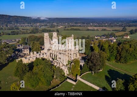 France, Seine-Maritime, France, Seine Maritime, Pays de Caux, Saint-Antoine, Parc Naturel Régional de Jumièges, abbaye de Saint Pierre de Jumièges fondée au viie siècle (vue aérienne) Banque D'Images